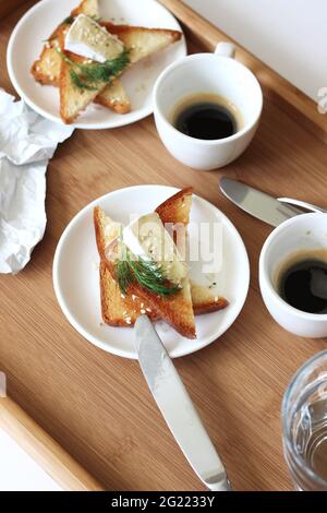 Toasts croustillants frais avec fromage Camembert et café servis pour le petit-déjeuner. Banque D'Images