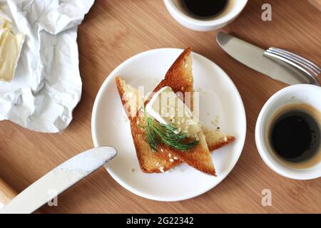 Toasts croustillants frais au fromage Camembert servis pour le petit-déjeuner avec café. Banque D'Images
