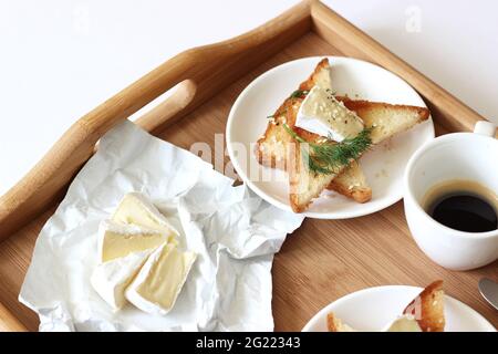 Petit déjeuner, dîner. Fromage Camembert avec toasts frits et café en tasse. Petit déjeuner traditionnel. Banque D'Images