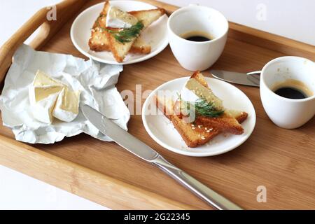 Fromage Camembert avec toasts frits et une tasse de café fraîchement préparé. Table de petit déjeuner traditionnelle. Banque D'Images