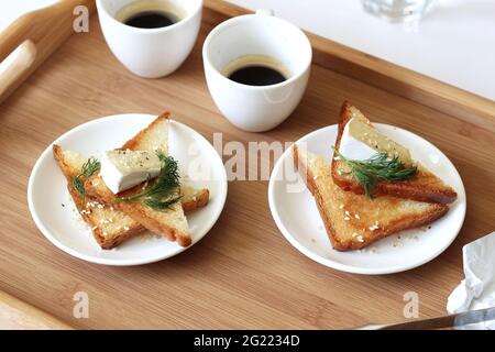 Camembert français sur des toasts croustillants frais et du café filtre. Petit déjeuner à la maison. Banque D'Images