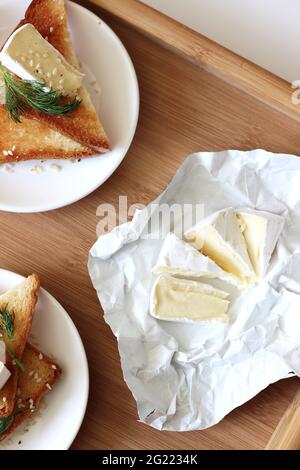 Fromage Camembert avec toasts frits. Petit déjeuner traditionnel. Banque D'Images