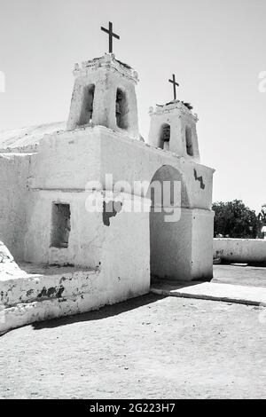 Vue sur l'église Iglesia de San Francisco (Chiu Chiu), près de Calama, au nord du Chili Banque D'Images