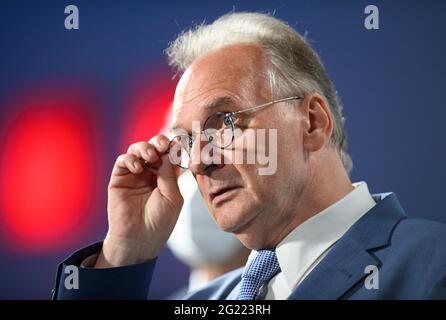 Magdebourg, Allemagne. 06e juin 2021. Reiner Haseloff (CDU), ministre-président de Saxe-Anhalt, est en cours de foire aux élections d'État en Saxe-Anhalt. L'élection du nouveau Parlement de l'État de Saxe-Anhalt est la dernière élection de l'État avant les élections fédérales de septembre 2021. Credit: Robert Michael/dpa-Zentralbild/dpa/Alay Live News Banque D'Images