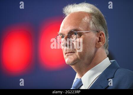 Magdebourg, Allemagne. 06e juin 2021. Reiner Haseloff (CDU), ministre-président de Saxe-Anhalt, est en cours de foire aux élections d'État en Saxe-Anhalt. L'élection du nouveau Parlement de l'État de Saxe-Anhalt est la dernière élection de l'État avant les élections fédérales de septembre 2021. Credit: Robert Michael/dpa-Zentralbild/dpa/Alay Live News Banque D'Images