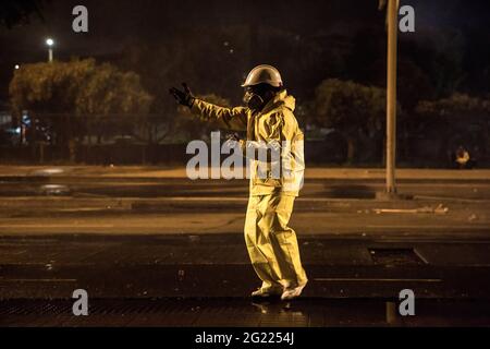 5 juin 2021, Bogota, Colombie: Un manifestant de la première ligne conteste la police pendant la manifestation.le 4 juin, le Gouvernement colombien a ordonné aux manifestants de démanteler le camp médical volontaire, des places à la porte américaine rebaptisée « porte de résistance » à Bogotá. En réponse à cela, les organisations des droits de l'homme ont demandé au maire de Bogotá de leur donner un lieu facultatif pour la mise en place du camp médical. Ils n'ont pas obtenu de réponse et ont plutôt été attaqués par la police anti-émeute pendant la soirée. Les manifestants ont été abattus avec des bombes à gaz lacrymogènes, des grenades lacrymogènes et des canons à eau. T Banque D'Images