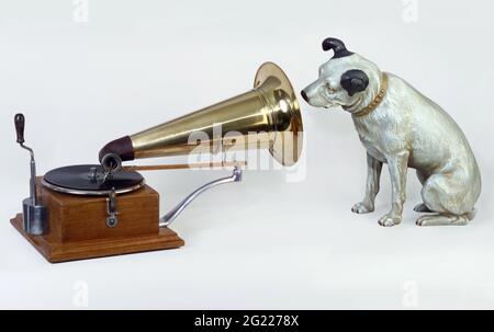 Musique, gramophone, chien assis devant le gramophone, à l'écoute de la musique, trompette, DROITS-SUPPLÉMENTAIRES-AUTORISATION-INFO-NON-DISPONIBLE Banque D'Images
