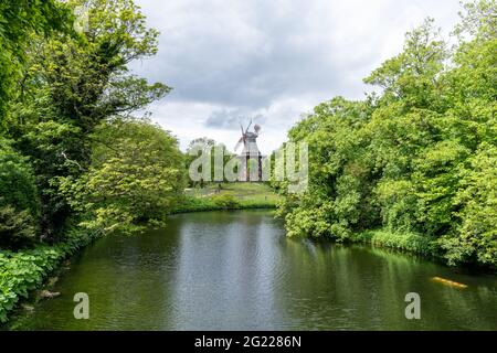 Brême, Allemagne - 25 mai 2021 : vue sur le moulin à vent historique de Am Wall dans l'ancienne lande et le parc de la ville de Brême Banque D'Images