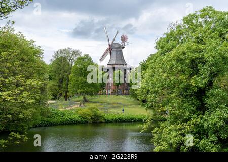 Brême, Allemagne - 25 mai 2021 : vue sur le moulin à vent historique de Am Wall dans l'ancienne lande et le parc de la ville de Brême Banque D'Images