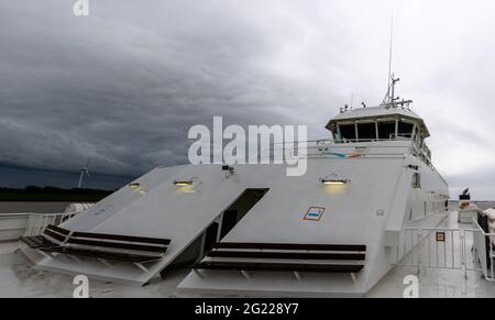 Cuxhaven, Allemagne - 25 mai 2021 : vue du poste de pilotage du capitaine sur le ferry traversant la rivière Elbe sous un ciel orageux couvert et épixressif Banque D'Images