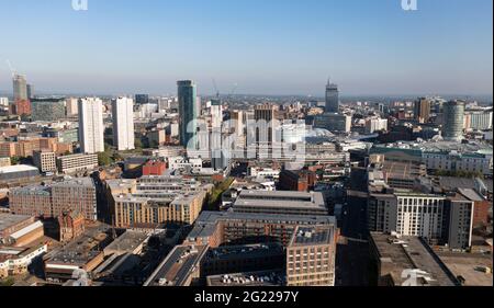 Une vue sur le centre-ville de Birmingham, toujours en pleine croissance, dans les West Midlands, en Angleterre. Les bâtiments résidentiels et commerciaux de détail occupent le centre-ville. Banque D'Images