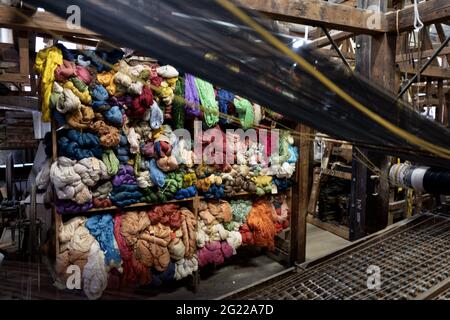 Les tissus colorés et les métiers en bois traditionnels des tisserands de Bevilacqua, produisent du textile de luxe à Venise depuis 1875. Banque D'Images