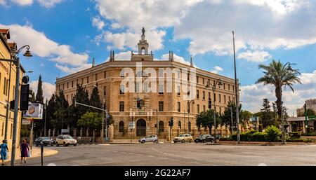Jérusalem, Israël - 14 octobre 2017 : Panorama de la place de Paris avec le bâtiment du Collège Terra Sancta entre les quartiers de Mamilla et Rehavia de Jérusalem Banque D'Images