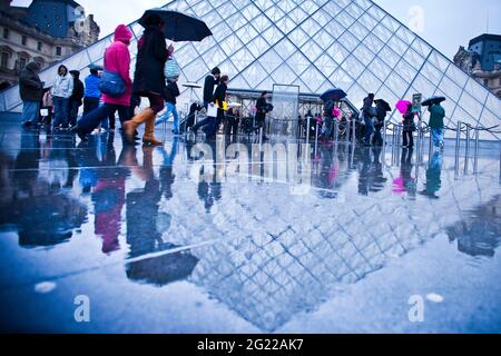 Détails de la célèbre pyramide de verre au Louvre, Paris Banque D'Images