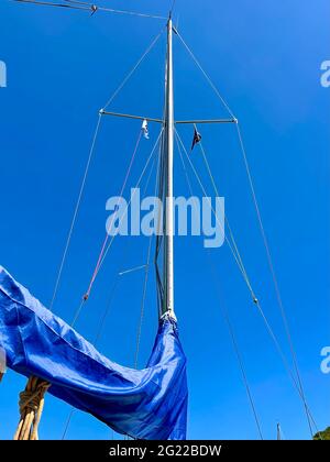 Mât de yacht contre UN ciel bleu Banque D'Images