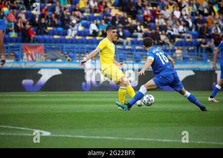 Non exclusif: KHARKIV, UKAINE - 07 JUIN 2021 - avant de l'équipe nationale de football de l'Ukraine Roman Yaremchuk est vu en action pendant l'amitié Banque D'Images
