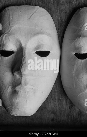 Masques blancs pour enfants à peindre. En fait, les acteurs l'utilisent également dans les performances. Banque D'Images