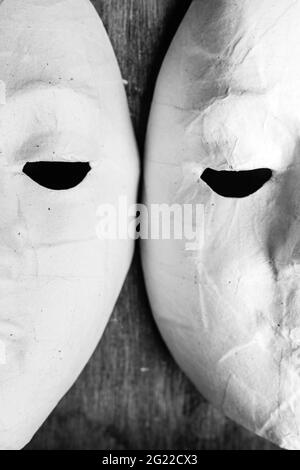 Masques blancs pour enfants à peindre. En fait, les acteurs l'utilisent également dans les performances. Banque D'Images