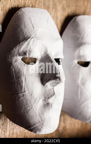 Masques blancs pour enfants à peindre. En fait, les acteurs l'utilisent également dans les performances. Banque D'Images