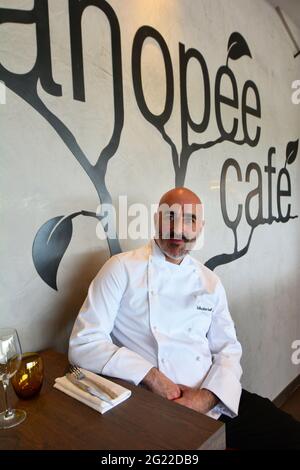 FRANCE. NOUVELLE-AQUITAINE. GIRONDE (33). BORDEAUX MERIGNANNC. LE CHEF SÉBASTIEN SEVELLEC DU RESTAURANT LE CAFÉ CANOPEE OUVERT EN MAI 2016 SUR UN R. Banque D'Images