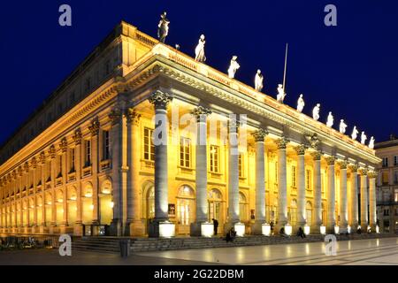 GIRONDE (33). BORDEAUX. VUE DE NUIT SUR LE GRAND THÉÂTRE OU L'OPÉRA DE BORDEAUX A ÉTÉ CONSTRUIT EN 1780 PAR LOUIS VICTOR. Banque D'Images