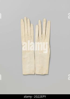 Deux paires de gants avec boutons. Gant droit en cuir d'angle blanc avec trois écrous à oreilles. Orné sur la main de trois lignes épaissie cousues. Banque D'Images