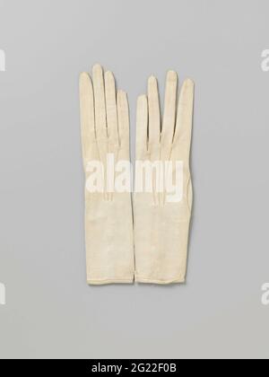 Deux paires de gants avec boutons. Gant gauche en cuir d'angle blanc avec trois écrous perlés. Orné sur la main de trois lignes épaissie cousues. Banque D'Images