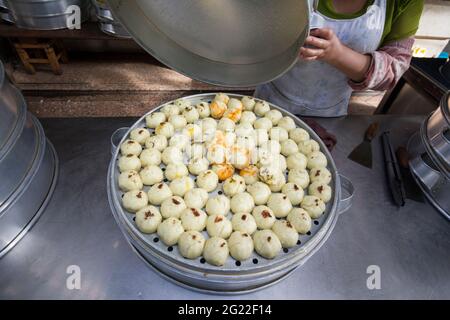 Petits pains chinois à la vapeur farcis dans le marché Dali, Yunnan Chine. Banque D'Images