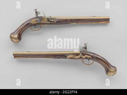 Pistolet de vol. Probablement arme militaire. Partie d'un couple. La serrure est la même que celle de NG-2002-23-158; la plaque de serrure Geelkoperen est gravée avec la louange et la signature du fabricant; le coq avec un dragon ou un serpent courbé. Le cours de Geelkoper précédemment doré est sur le dos de la louange et estampillé au fond avec un i; au-dessus de passe une côte; le grain de la visière est de Geelkoper. La fiole a été coupée avec, entre autres choses, des louanges. Le grippage du sélecteur, précédemment plaqué or, se compose d'une plaque à vis en forme de braco interrompue, d'une plaque de pouce avec une feuille d'acanthus en haut et en bas, et Banque D'Images