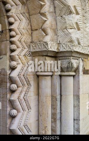 Détails architecturaux de la porte normande ouest de l'église de St Giles, Northampton, Royaume-Uni Banque D'Images