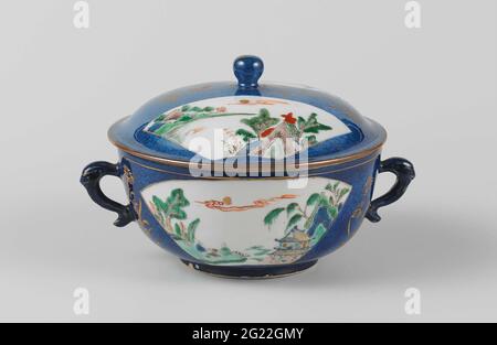Bol couvert de bleu poudré et de paysages de rivière. Sont fournis avec un couvercle en porcelaine avec deux oreilles en forme de S modelées en forme de tête de dragon, peintes en bleu sous-glaçure et sur le bleu de glaçure, rouge, vert, jaune, aubergine, noir et or. Le mur est recouvert de bleu clair poudré, avec deux compartiments en forme de turbine avec un paysage de rivière rempli de personnes, pavillons et arbres; en plus des cours une branche de fleur en or; le couvercle avec bouton avec la même décoration. Bleu poudré à la famille verte. Banque D'Images