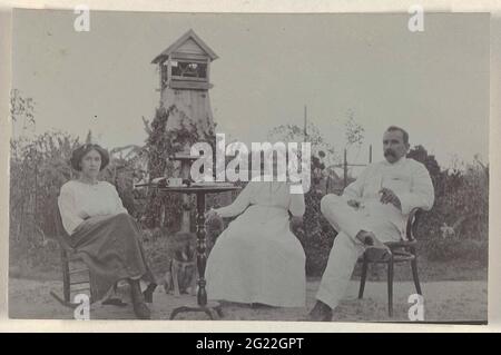 La famille Gonggrijp à Plantage Clevia. Portrait de groupe du couple Jutus Gonggrijp et Anna Rühmann avec leur fille Maria Gonggrijp, sur la Plantation Clevia. Partie d'un groupe de photos de la famille Boom-Gonggrijp au Suriname. Banque D'Images