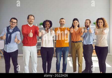 Un groupe diversifié de personnes montrant des pouces vers le haut et une émotion de satisfaction reste en ligne Banque D'Images