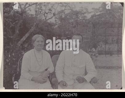 Justus Gonggrijp couple et Anna Rühmann-Gonggrijp sur Plantage Clevia. Le couple Jutus Gonggrijp et Anna Rühmann-Gonggrijp sur Plantation Clevia au Suriname. Partie d'un groupe de photos de la famille Boom-Gonggrijp au Suriname. Banque D'Images