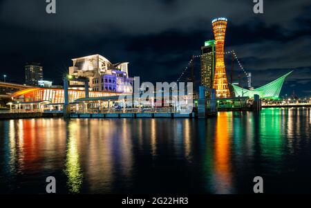 Kobe, Hyogo, Japon - 22 novembre 2018 : scène nocturne de la tour orange élevée et musée maritime du Port de Kobe, lumières se reflétant sur la surface de l'eau. Banque D'Images