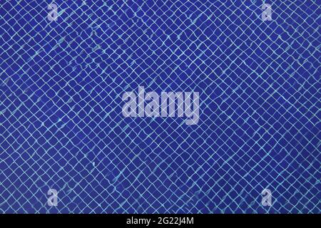 Carreaux de mosaïque bleue au fond de la piscine transparente Banque D'Images