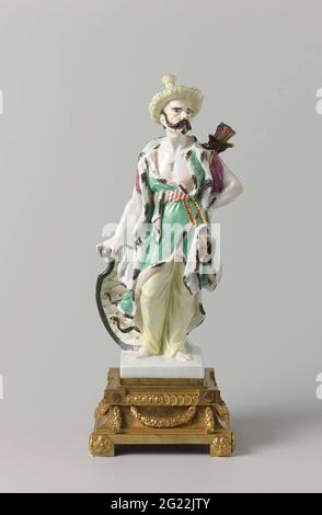 Deux chiffres chinois. Ces figurines en porcelaine ont été fabriquées à Meissen et montées à Paris sur des bases en bronze doré (ormolu). La conception des bases correspond à celle de la base de l'horloge avec l'éléphant également exposé ici. C'était une façon de créer un ensemble cohésif. Banque D'Images