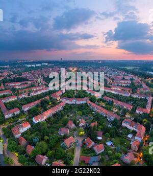 Sepolno au crépuscule - quartier résidentiel de faible hauteur construit en 1919-1935 à Wroclaw, Pologne Banque D'Images