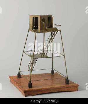 Modèle de gyrophare. Modèle d'un support léger sur une base. Il se compose d'un cadre métallique sur quatre pieds; les escaliers ont un plancher intermédiaire à mi-chemin et au-dessus d'une porte de chute. À l'étage supérieur il y a une petite maison avec un plan de plancher en forme de trapèze; dans les deux côtés en pente, une porte est appliquée, une petite fenêtre avec une table hexagonale à l'extérieur pour une lampe sur le côté court. Échelle 1:20 (dérivée). Banque D'Images