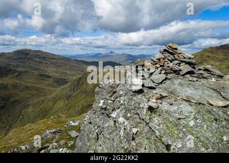 Le sommet cairn de la montagne Munro de Beinn Tulaichean près de Crianlarich, Écosse Banque D'Images