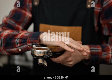 serveur mâle dans un support de tablier pour une machine à café Banque D'Images
