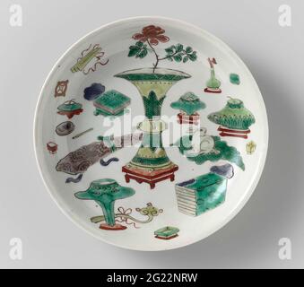 Soucoupe-plat avec objets précieux et antiquités. Plat avec paroi ronde en porcelaine, peint en bleu sous-glaçure et sur le bleu, rouge, vert, jaune, aubergine et noir. Sur les plats chinois antiquités; le fond avec quatre objets de valeur. Sur le dessous, un repère de joint est marqué d'un double cercle. Famille verte. Banque D'Images