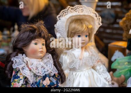 Poupées sur le stand au marché des souvenirs Banque D'Images