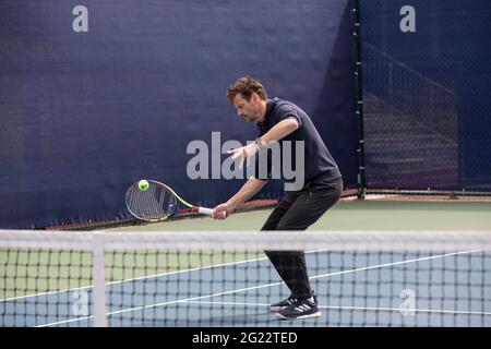 Cours de tennis LTA avec Sam Richardson. Responsable du tennis - produits et programmes de L'ASSOCIATION DU TENNIS SUR GAZON Banque D'Images