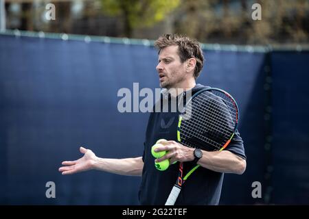 Cours de tennis LTA avec Sam Richardson. Responsable du tennis - produits et programmes de L'ASSOCIATION DU TENNIS SUR GAZON Banque D'Images