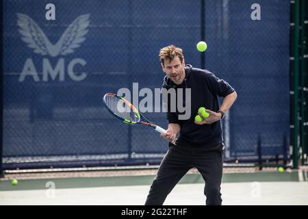 Cours de tennis LTA avec Sam Richardson. Responsable du tennis - produits et programmes de L'ASSOCIATION DU TENNIS SUR GAZON Banque D'Images