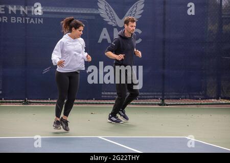 Cours de tennis LTA avec Sam Richardson. Responsable du tennis - produits et programmes de L'ASSOCIATION DU TENNIS SUR GAZON Banque D'Images