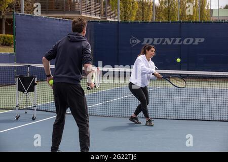 Cours de tennis LTA avec Sam Richardson. Responsable du tennis - produits et programmes de L'ASSOCIATION DU TENNIS SUR GAZON Banque D'Images