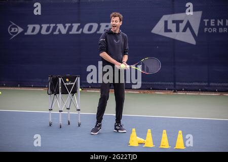 Cours de tennis LTA avec Sam Richardson. Responsable du tennis - produits et programmes de L'ASSOCIATION DU TENNIS SUR GAZON Banque D'Images