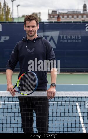 Cours de tennis LTA avec Sam Richardson. Responsable du tennis - produits et programmes de L'ASSOCIATION DU TENNIS SUR GAZON Banque D'Images